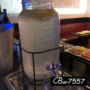bar7557で人気のレモンサワー８００円のお酒の写真です。